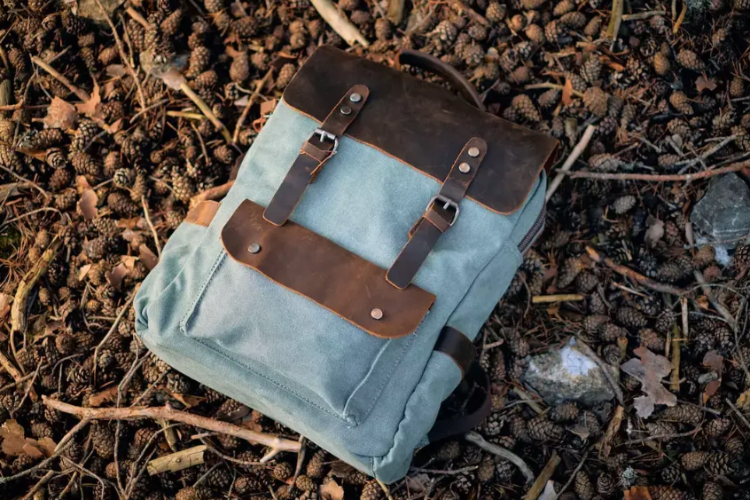 Merkmale des ElMerkmale des Elvar Rolltop-Rucksacks aus gewachstem Canvasvar